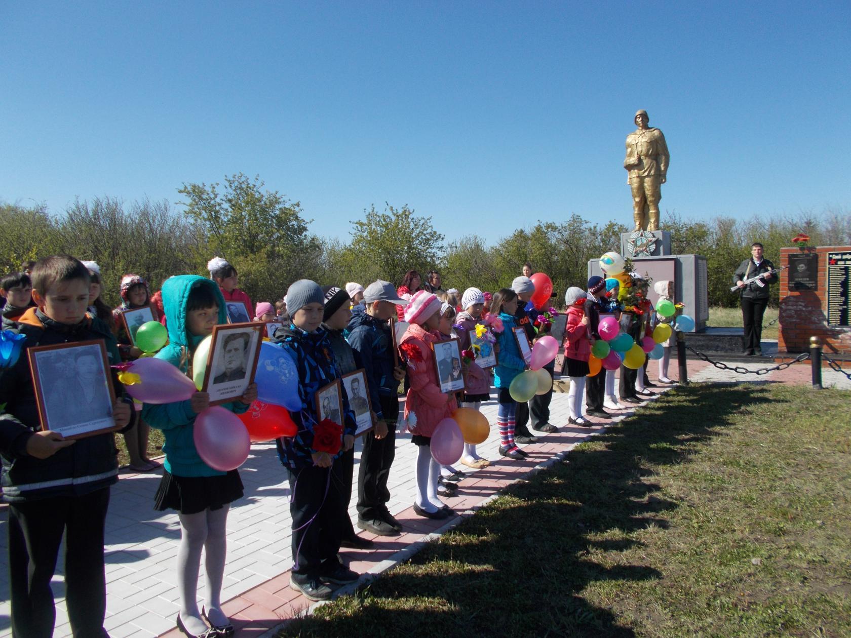 У памятника неизвестному солдату. Митинг, посвященный празднованию Дня Победы в Великой Отечественной войне 1941-1945 годов..